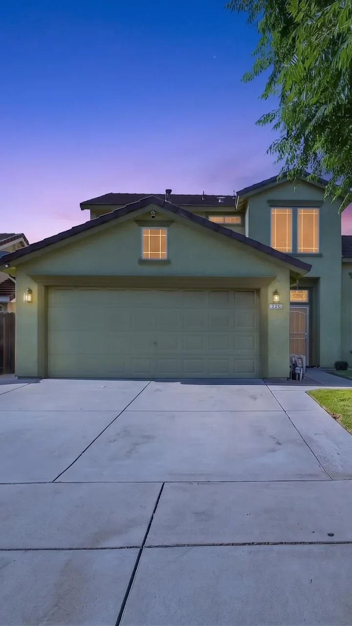 625 SE Helen Dr, Turlock at twilight